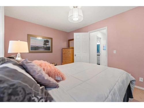 417 Georgian Villas Ne, Calgary, AB - Indoor Photo Showing Bedroom