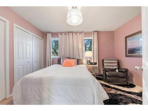 417 Georgian Villas Ne, Calgary, AB - Indoor Photo Showing Bedroom