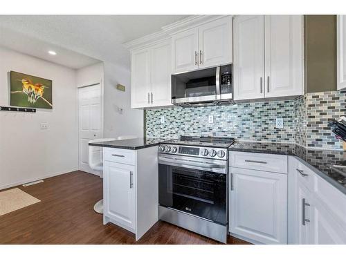 417 Georgian Villas Ne, Calgary, AB - Indoor Photo Showing Kitchen With Upgraded Kitchen