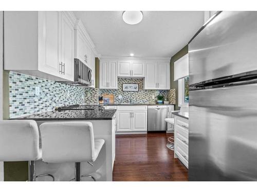 417 Georgian Villas Ne, Calgary, AB - Indoor Photo Showing Kitchen With Upgraded Kitchen