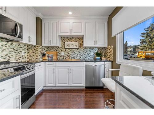 417 Georgian Villas Ne, Calgary, AB - Indoor Photo Showing Kitchen With Upgraded Kitchen