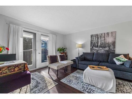 417 Georgian Villas Ne, Calgary, AB - Indoor Photo Showing Living Room