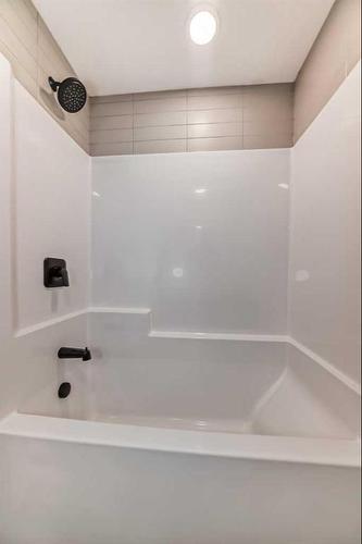 3211-350 Livingston Common Ne, Calgary, AB - Indoor Photo Showing Bathroom