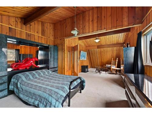 320027 160 Avenue West, Rural Foothills County, AB - Indoor Photo Showing Bedroom