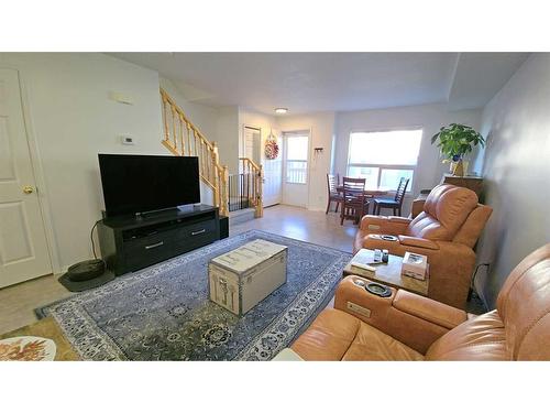 5-204 Strathaven Drive, Strathmore, AB - Indoor Photo Showing Living Room