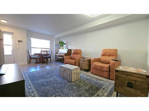 5-204 Strathaven Drive, Strathmore, AB - Indoor Photo Showing Living Room