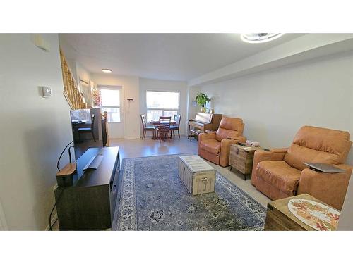 5-204 Strathaven Drive, Strathmore, AB - Indoor Photo Showing Living Room