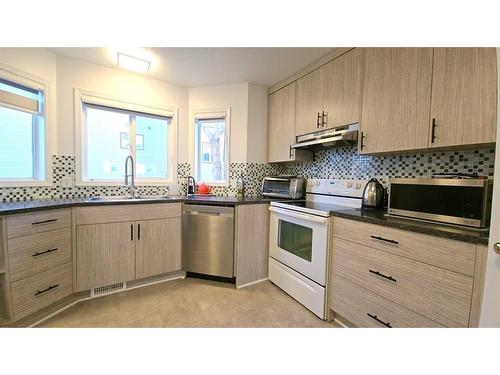 5-204 Strathaven Drive, Strathmore, AB - Indoor Photo Showing Kitchen