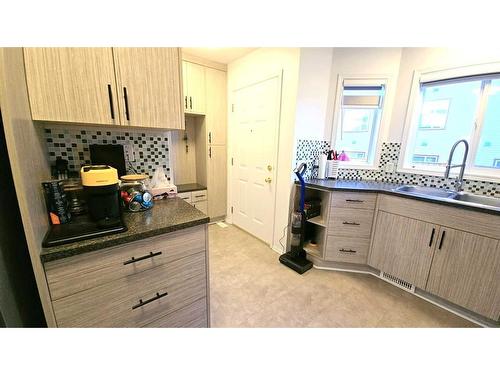 5-204 Strathaven Drive, Strathmore, AB - Indoor Photo Showing Kitchen With Double Sink