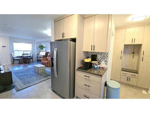 5-204 Strathaven Drive, Strathmore, AB - Indoor Photo Showing Kitchen