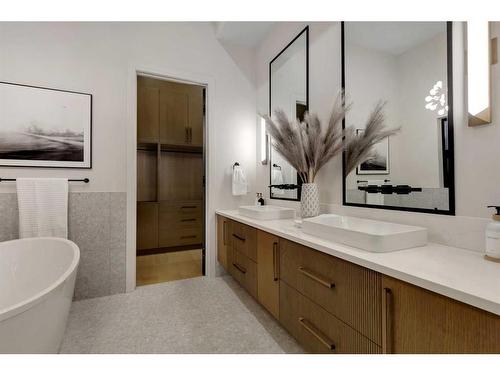 2712 Lougheed Drive Sw, Calgary, AB - Indoor Photo Showing Bathroom