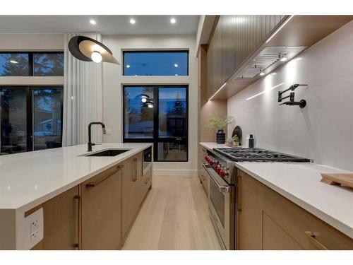 2712 Lougheed Drive Sw, Calgary, AB - Indoor Photo Showing Kitchen With Upgraded Kitchen