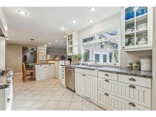 811 Lake Placid Drive Se, Calgary, AB - Indoor Photo Showing Kitchen