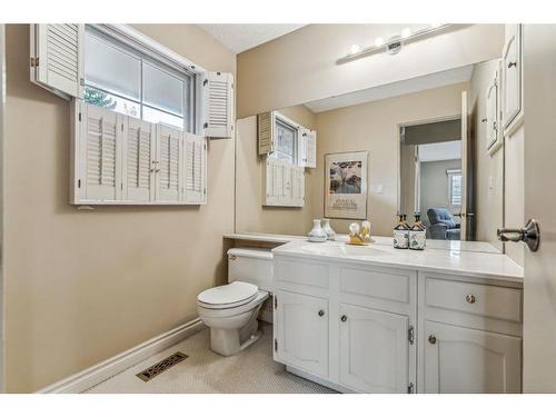 811 Lake Placid Drive Se, Calgary, AB - Indoor Photo Showing Bathroom