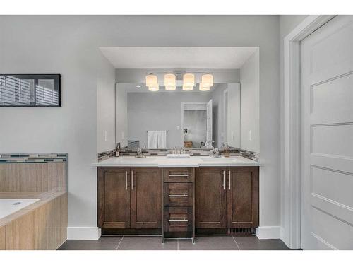 826 20 Avenue Nw, Calgary, AB - Indoor Photo Showing Bathroom