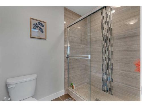 826 20 Avenue Nw, Calgary, AB - Indoor Photo Showing Bathroom