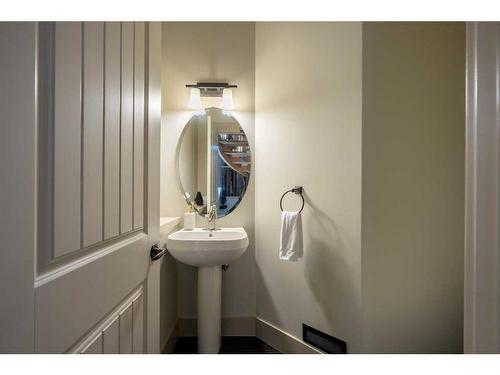 223 4 Avenue Ne, Calgary, AB - Indoor Photo Showing Bathroom