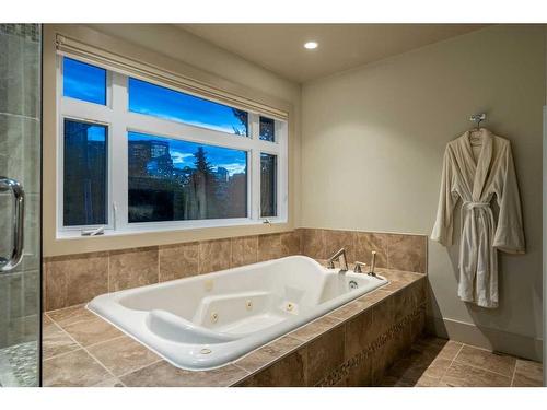 223 4 Avenue Ne, Calgary, AB - Indoor Photo Showing Bathroom