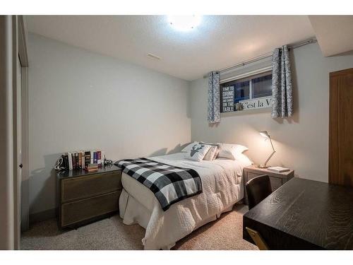 223 4 Avenue Ne, Calgary, AB - Indoor Photo Showing Bedroom