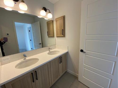 125 Ellen Close, Crossfield, AB - Indoor Photo Showing Bathroom