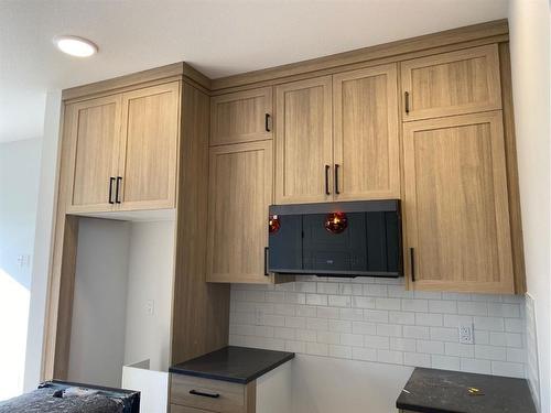 125 Ellen Close, Crossfield, AB - Indoor Photo Showing Kitchen