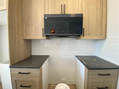 125 Ellen Close, Crossfield, AB - Indoor Photo Showing Kitchen