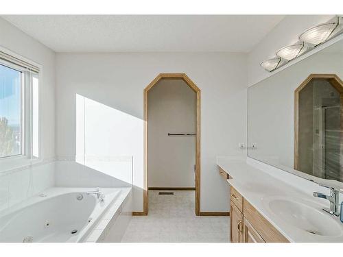 2305 Sirocco Drive Sw, Calgary, AB - Indoor Photo Showing Bathroom