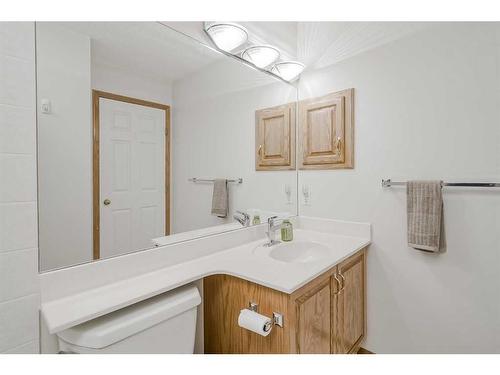 2305 Sirocco Drive Sw, Calgary, AB - Indoor Photo Showing Bathroom