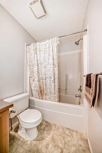 5343 Copperfield Gate Se, Calgary, AB - Indoor Photo Showing Bathroom