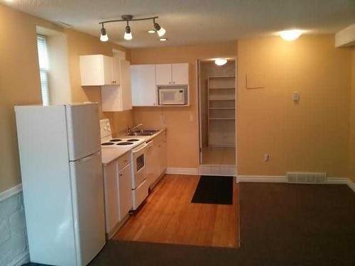 9 Suites-2610 15 Street Sw, Calgary, AB - Indoor Photo Showing Kitchen