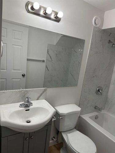 9 Suites-2610 15 Street Sw, Calgary, AB - Indoor Photo Showing Bathroom