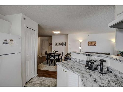 402-2000 Somervale Court Sw, Calgary, AB - Indoor Photo Showing Kitchen