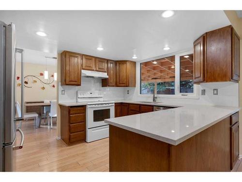 83 Deerbrook Road Se, Calgary, AB - Indoor Photo Showing Kitchen