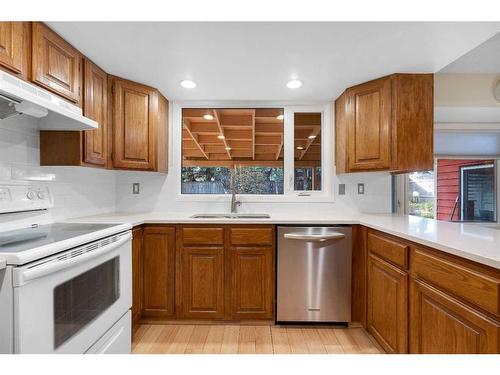 83 Deerbrook Road Se, Calgary, AB - Indoor Photo Showing Kitchen