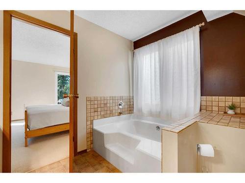 83 Deerbrook Road Se, Calgary, AB - Indoor Photo Showing Bathroom