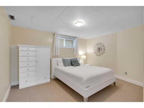 83 Deerbrook Road Se, Calgary, AB - Indoor Photo Showing Bedroom