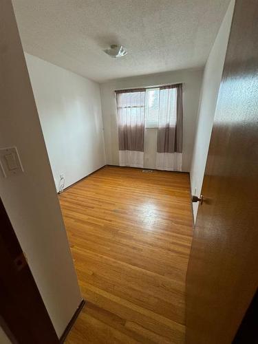 4004 21 Avenue Se, Calgary, AB - Indoor Photo Showing Other Room