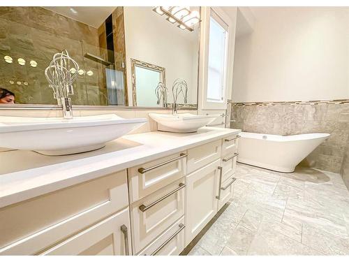 2433 28 Avenue Sw, Calgary, AB - Indoor Photo Showing Bathroom