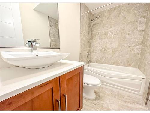 2433 28 Avenue Sw, Calgary, AB - Indoor Photo Showing Bathroom