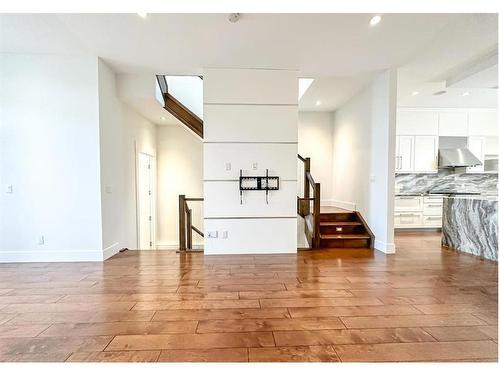 2433 28 Avenue Sw, Calgary, AB - Indoor Photo Showing Kitchen