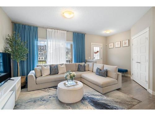 133 Evanston Hill Nw, Calgary, AB - Indoor Photo Showing Living Room