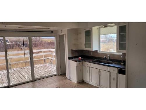 36148 Range Road 280, Rural Red Deer County, AB - Indoor Photo Showing Kitchen With Double Sink