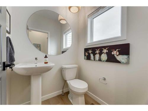 1129 Chinook Gate Bay Sw, Airdrie, AB - Indoor Photo Showing Bathroom