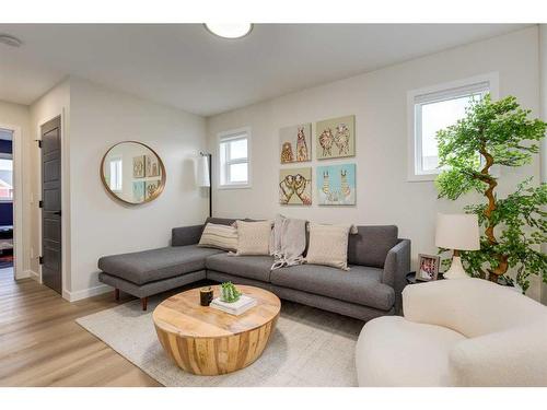 1129 Chinook Gate Bay Sw, Airdrie, AB - Indoor Photo Showing Living Room