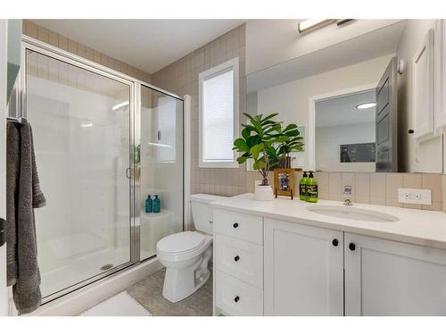 1129 Chinook Gate Bay Sw, Airdrie, AB - Indoor Photo Showing Bathroom