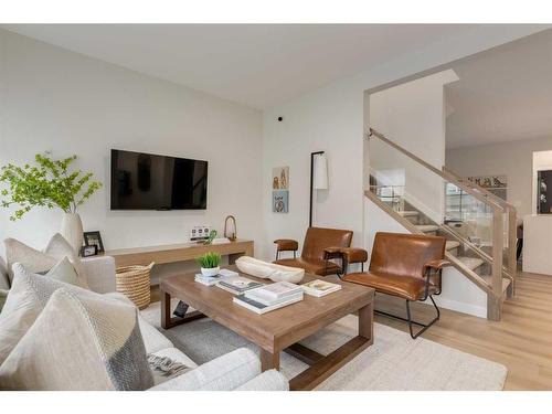 1129 Chinook Gate Bay Sw, Airdrie, AB - Indoor Photo Showing Living Room