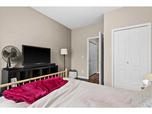 18 Rocky Vista Terrace Nw, Calgary, AB - Indoor Photo Showing Bedroom