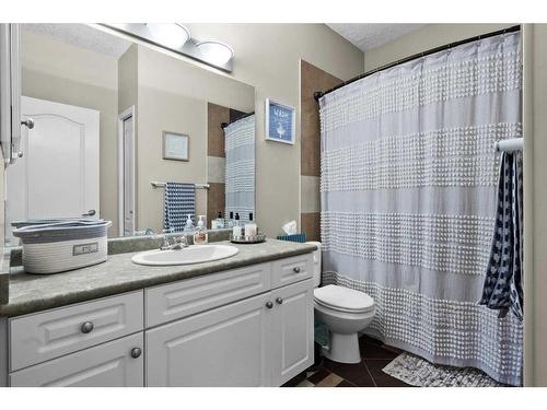 18 Rocky Vista Terrace Nw, Calgary, AB - Indoor Photo Showing Bathroom