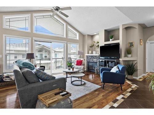 18 Rocky Vista Terrace Nw, Calgary, AB - Indoor Photo Showing Living Room