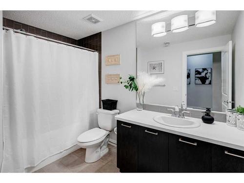 1391 Ravenscroft Way Se, Airdrie, AB - Indoor Photo Showing Bathroom